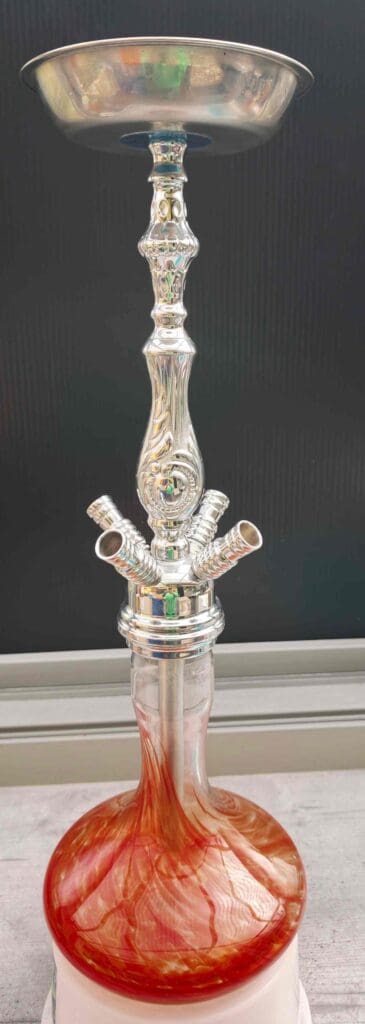 Hochwertige Shisha mit dekorativer Glasbowl und Metallhals.