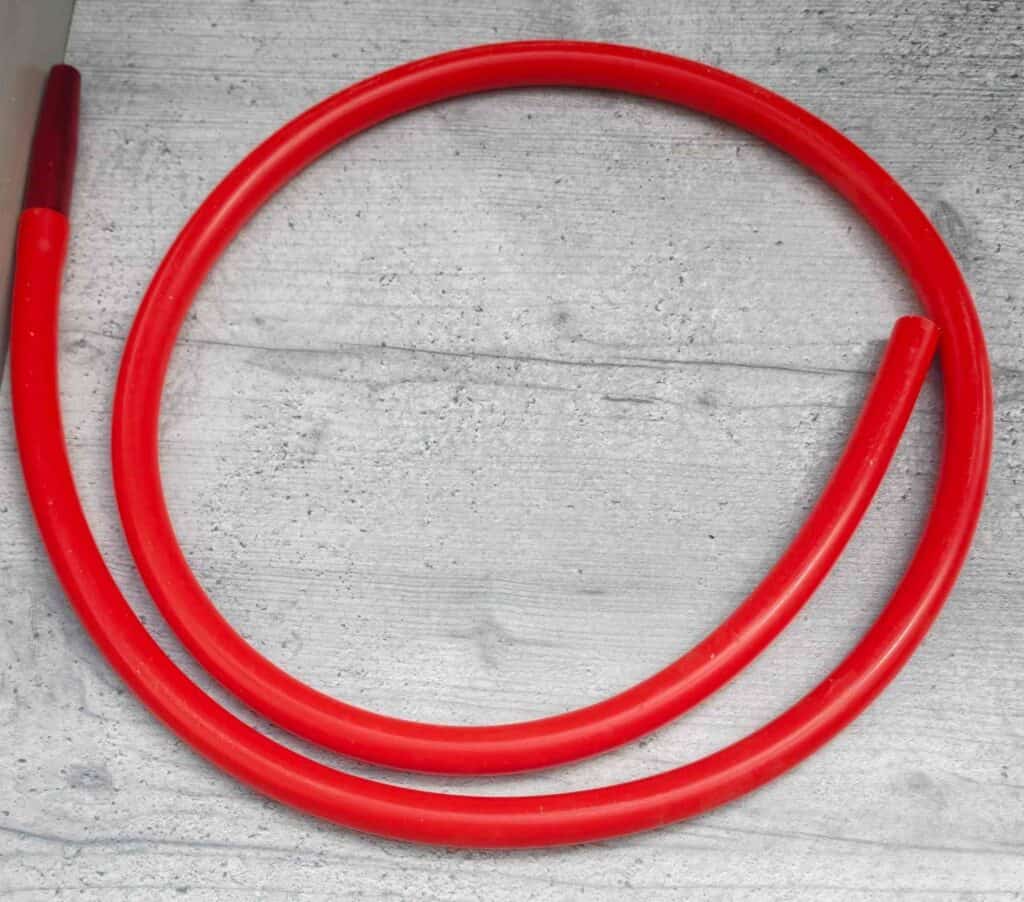 Roter Silikonschlauch für Shisha mit flexiblem Design.