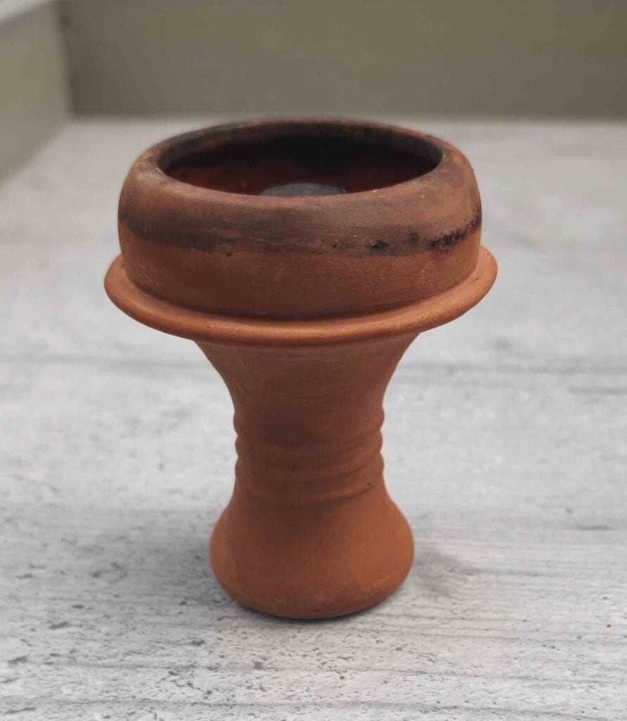 Ton-Shisha-Bowl auf hellem Holzuntergrund, handgefertigt.