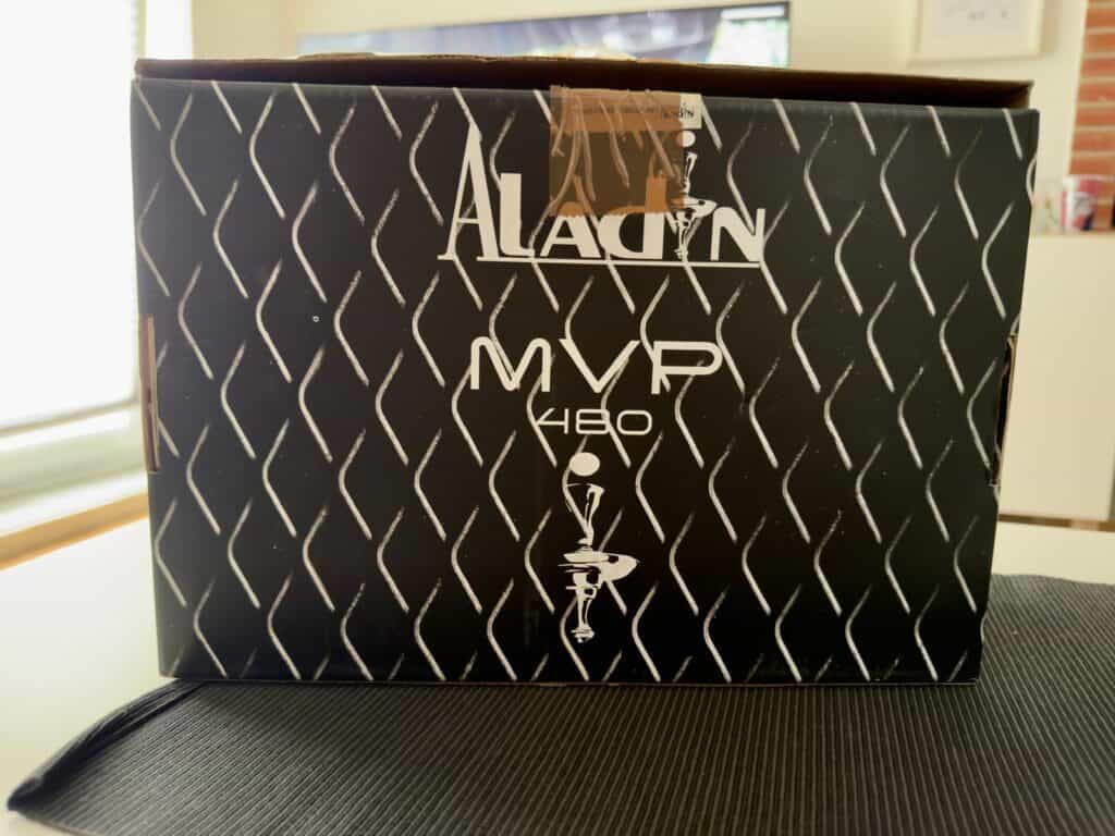 Schwarze Glasbowl für Shisha auf Verpackung.