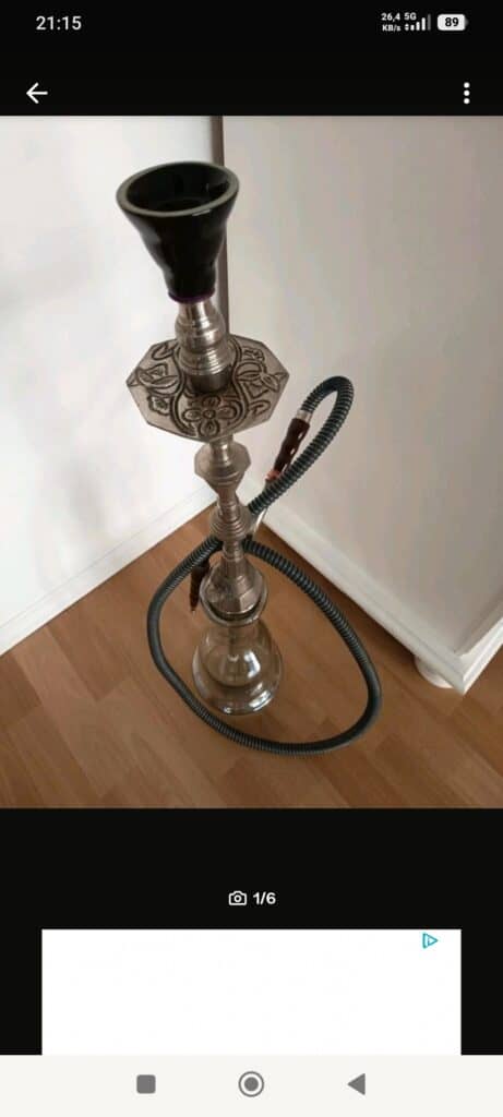 Shisha-Kamin mit Glasbowl, Metall und Silikonschlauch, für Shisha-Genuss.