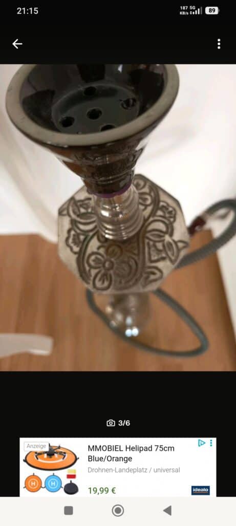 Detailaufnahme einer Shisha-Glasbowl mit floralem Dekor.