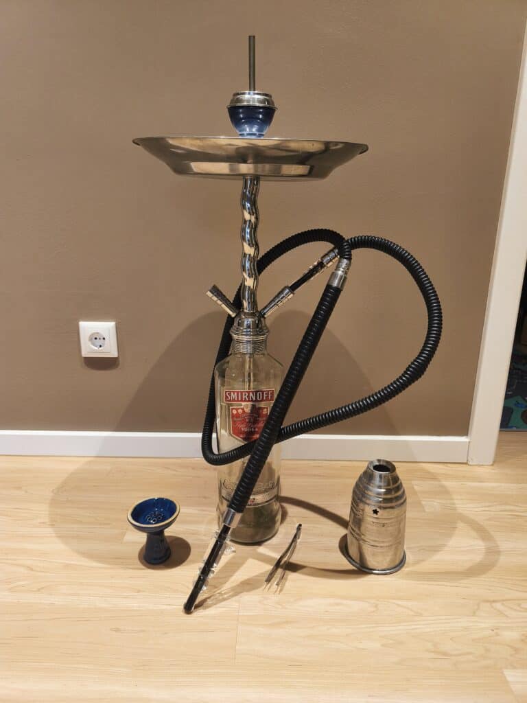 Shisha mit Edelstahl-Glasbowl, Schlauch und Zubehör.