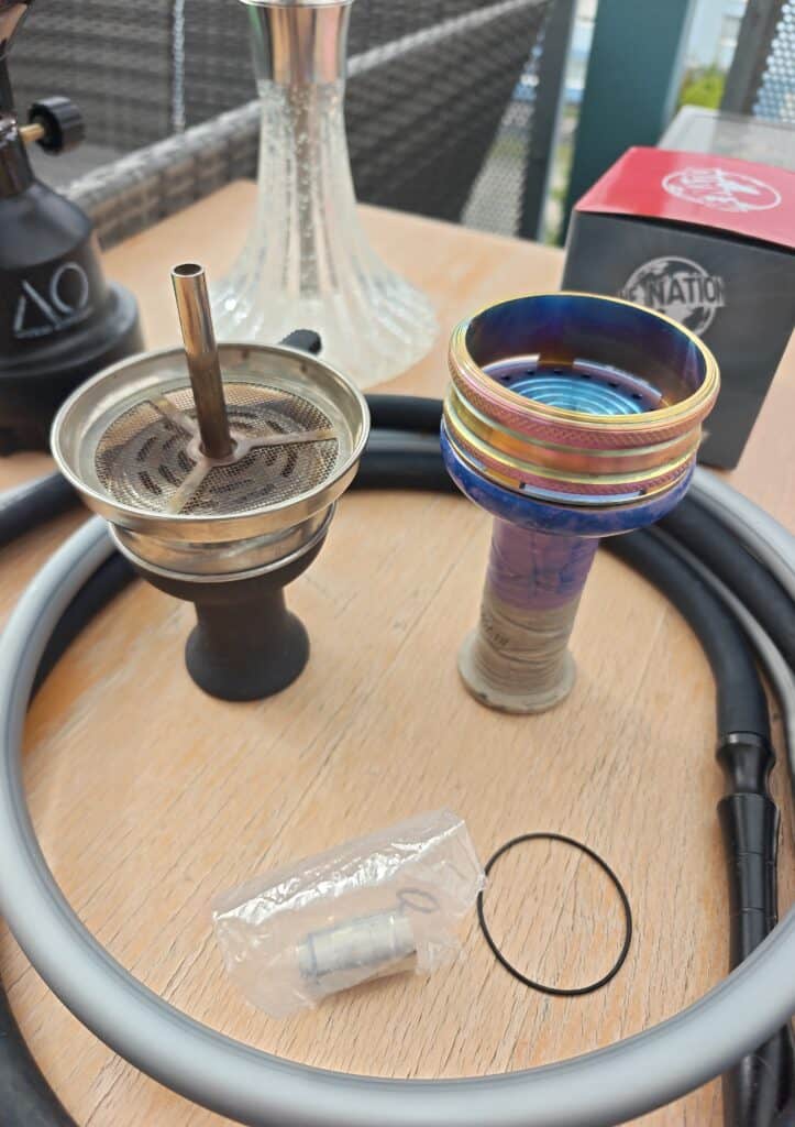 Bunte Glasbowl für Shisha mit Zubehör und Hitzeschutz.