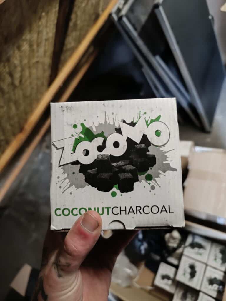Kokos-Charcoal in Verpackung für Shisha-Zubehör.