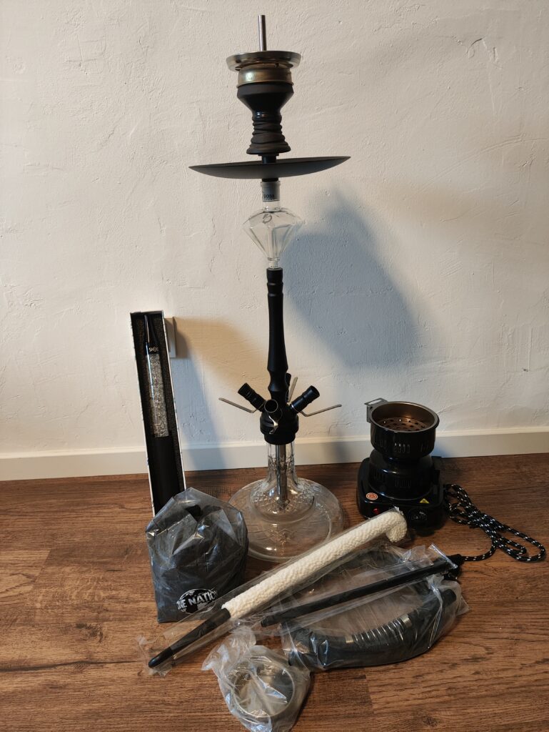 Komplettes Shisha-Set mit Glasbowl, Schlauch und Kohle.