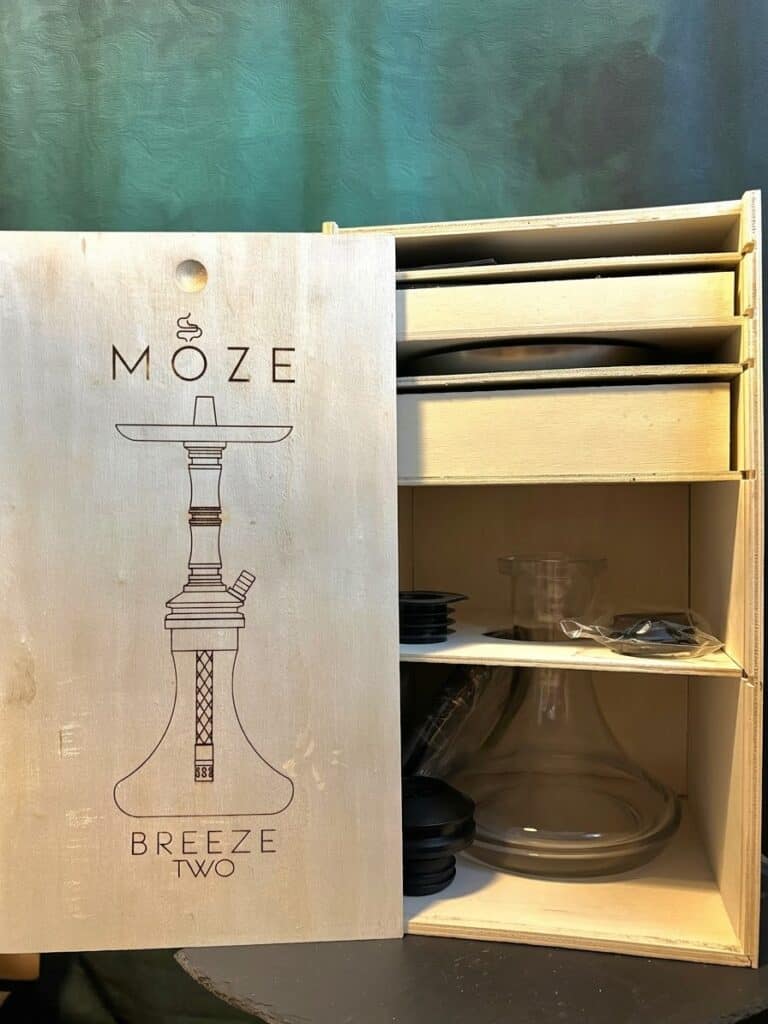 Holzbox mit Shisha-Glasbowl und Zubehör, gut sortiert.