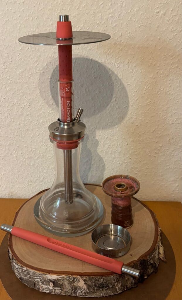 Shisha mit Glasbowl, Tabakschale, Tonkopf und Schlauch.