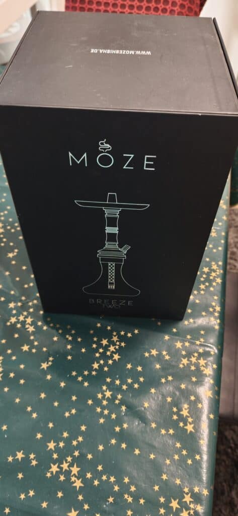 Schwarze Verpackung mit MOZE Logo und Shisha-Adapter Illustration.