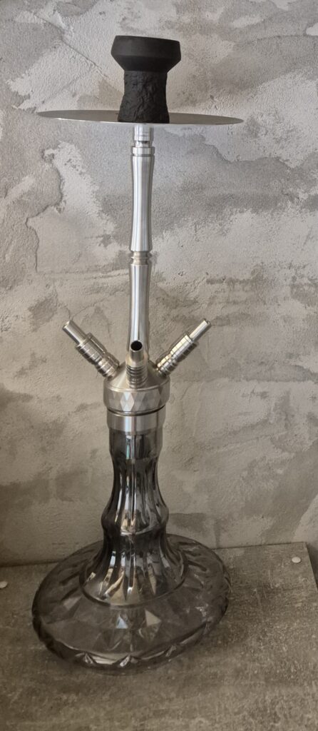 Stilvolle Shisha mit Metallrohr und Glasbowl, ideal für Raucherlebnisse.