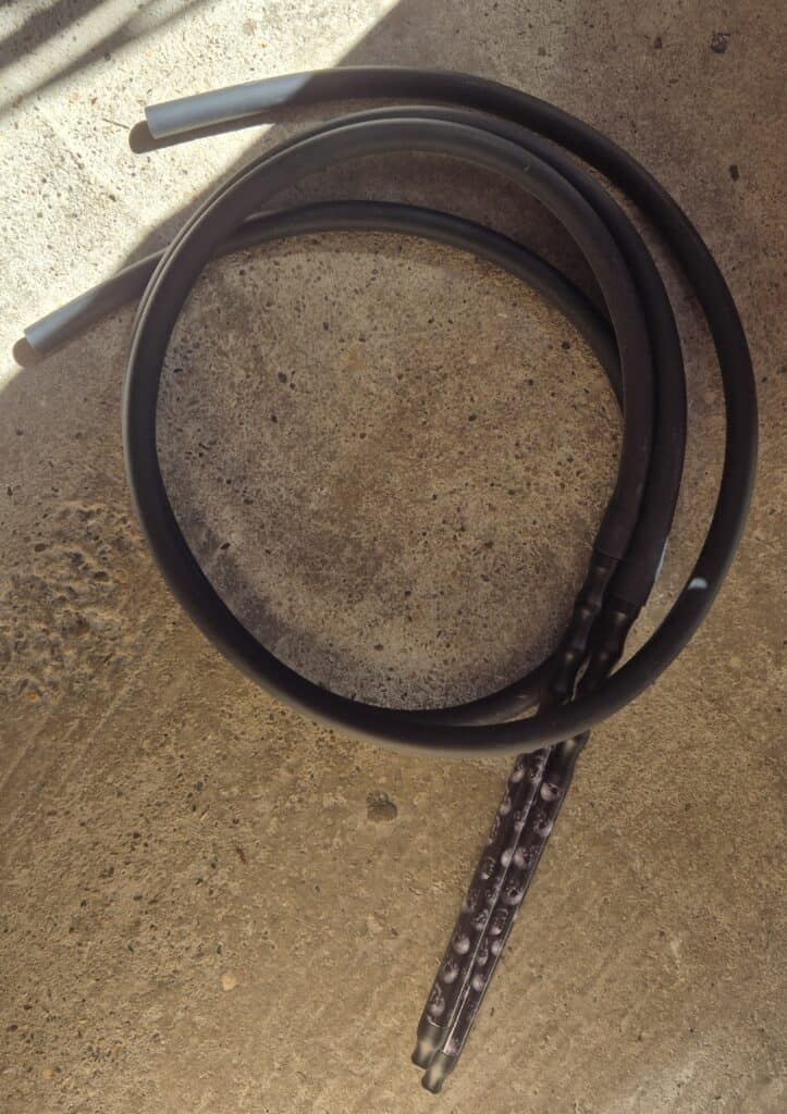 Schwarzer Shisha-Schlauch mit Metallstücken.
