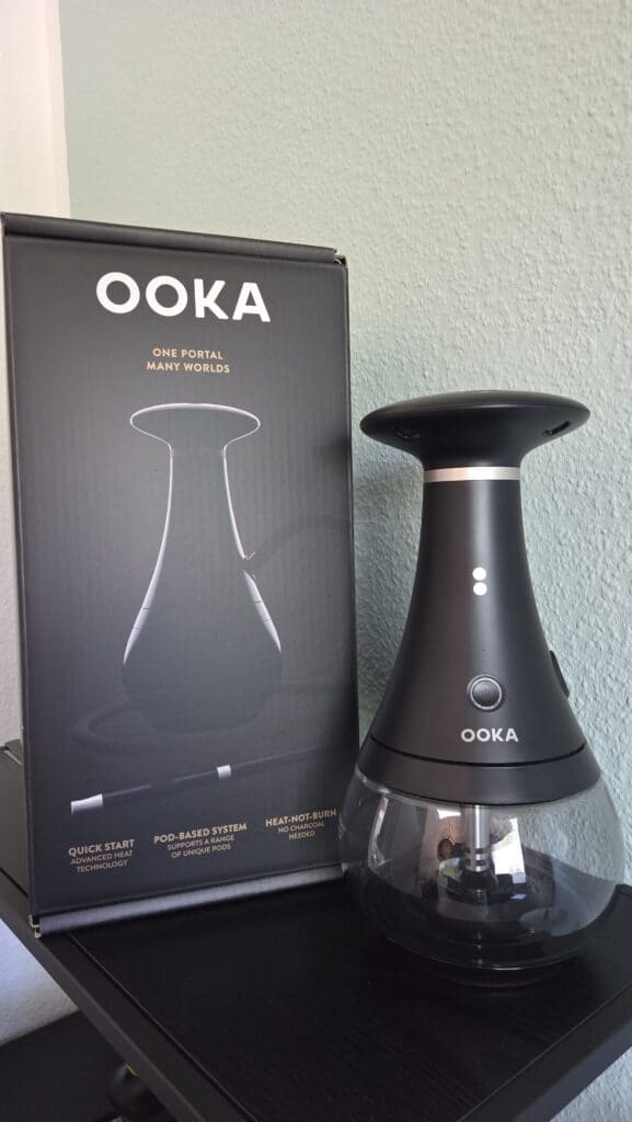 Ooka Shisha-Zubehör mit moderner Glasbowl und digitaler Steuerung.