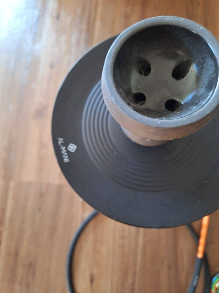 Shisha Glasbowl mit Adapter auf Holzuntergrund.
