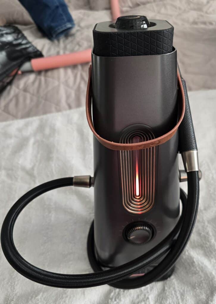 Elektrischer Shisha-Zubehörsauger mit Kabel und Bedienelementen.