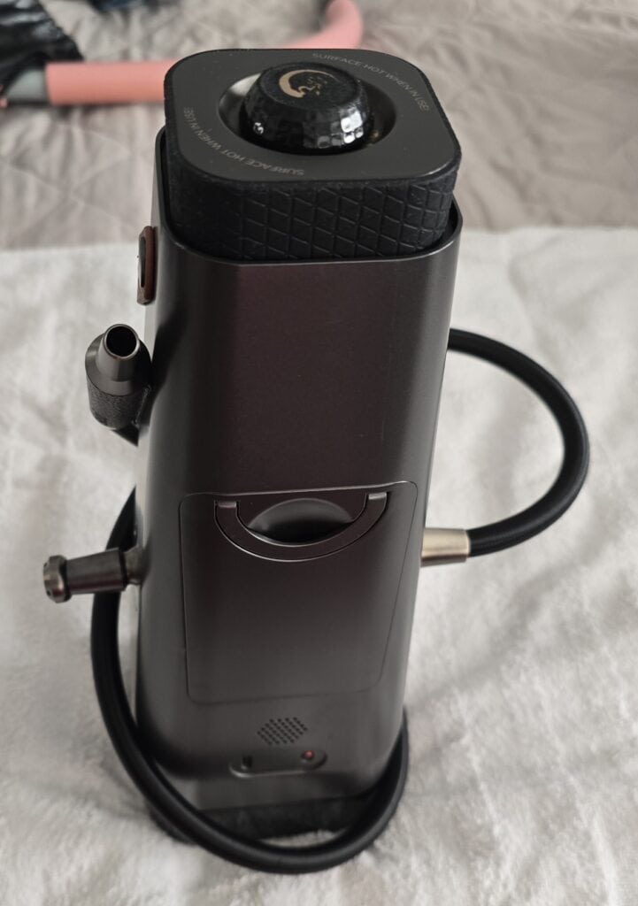 Elektrischer Shisha-Vaporizer mit Kabel und Bedienelementen.