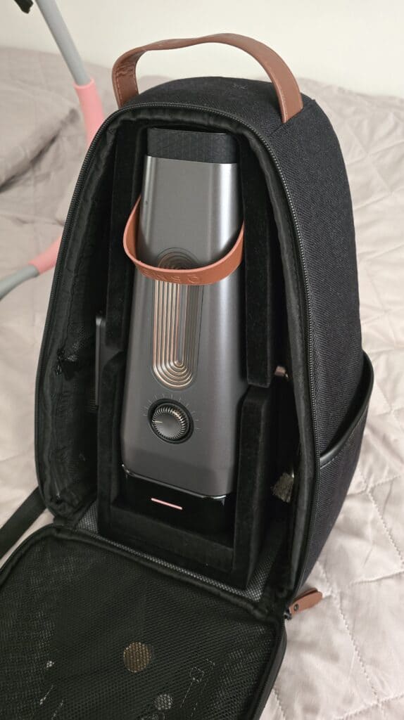 Elektrische Shisha-Pumpe in einem schwarzen Rucksack mit braunem Griff.