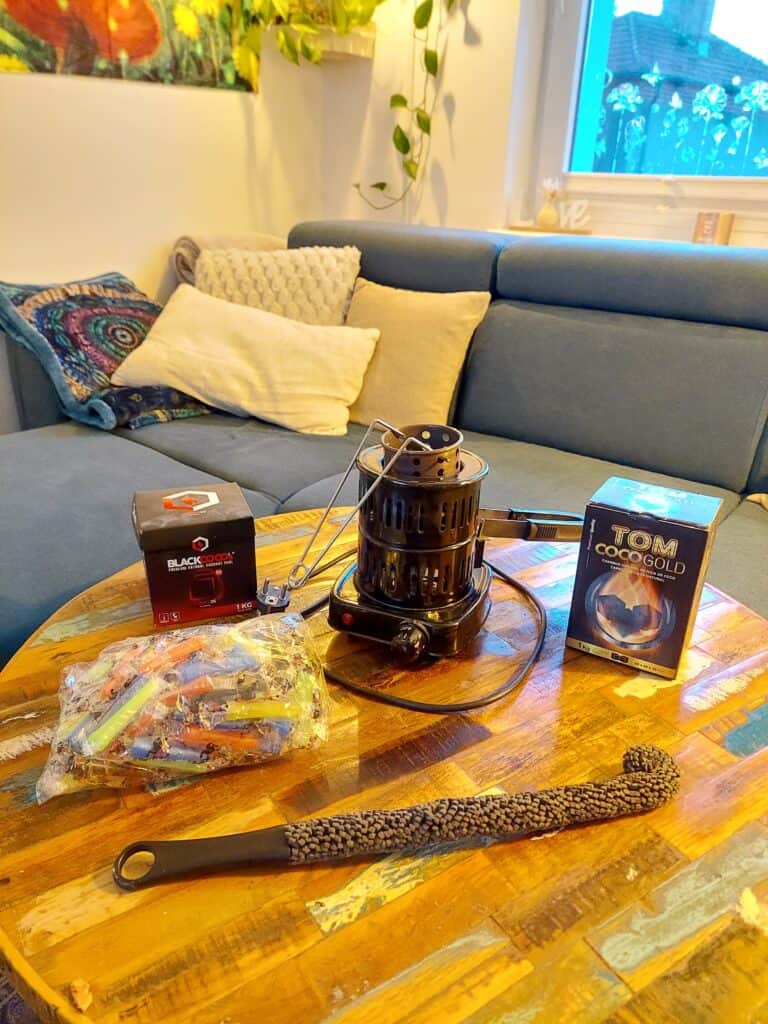 Verschiedene Shisha Zubehörteile auf einem Holztisch.
