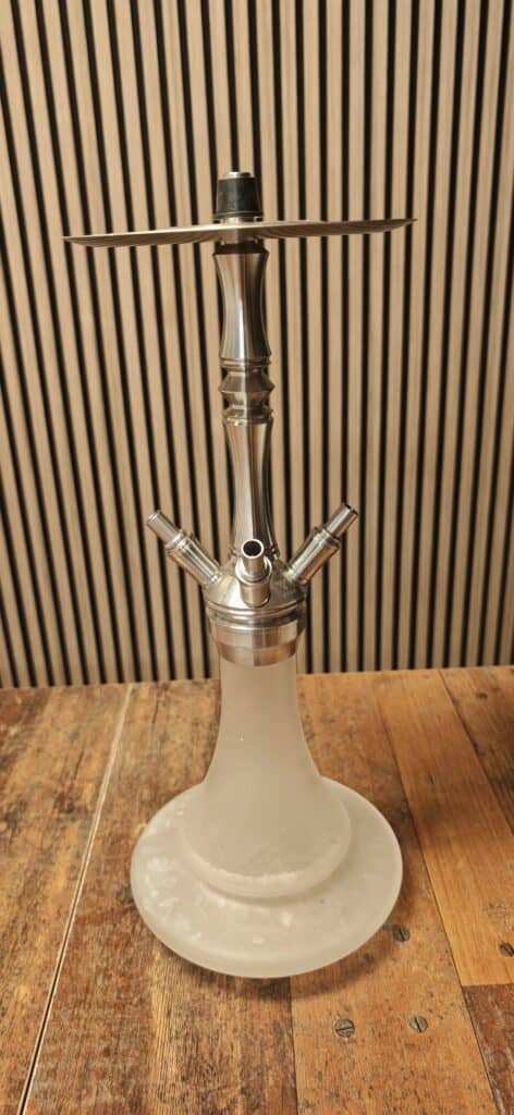 Shisha-Kopf mit Glasbowl und Metallteilen, auf Holzuntergrund.