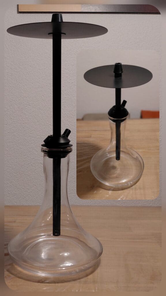 Transparente Glasbowl für Shisha mit Metallaufsatz und Halterung.