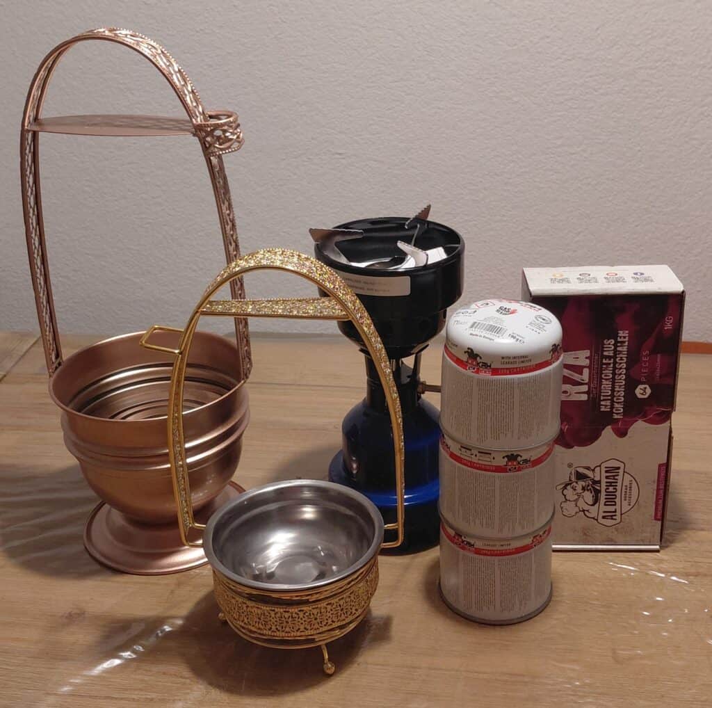 Verschiedene Shisha Zubehörteile auf einem Tisch.