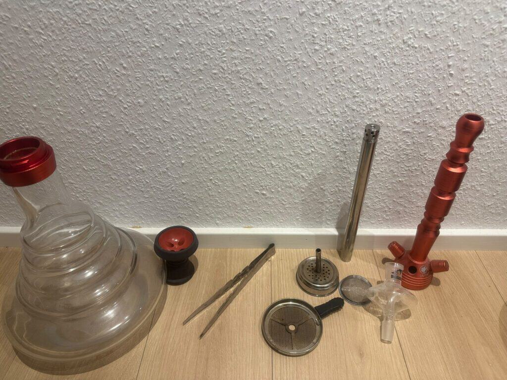 Glasbowl, Downstem, Shisha Zubehör auf Holztisch.