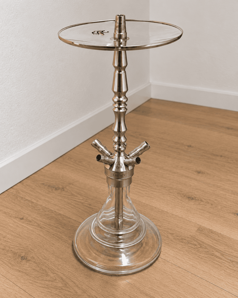 Shisha-Halter mit Glasbowl auf Holzboden, silberfarben.