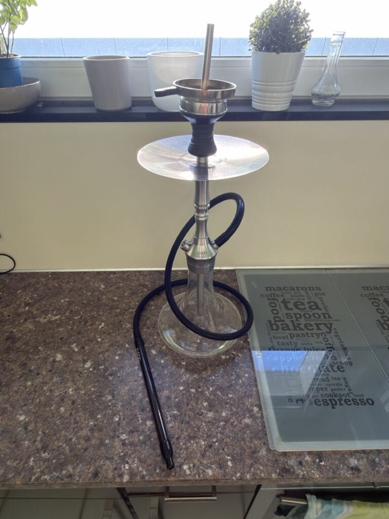 Shisha-Kopf mit Glasbowl auf Küchenarbeitsplatte.