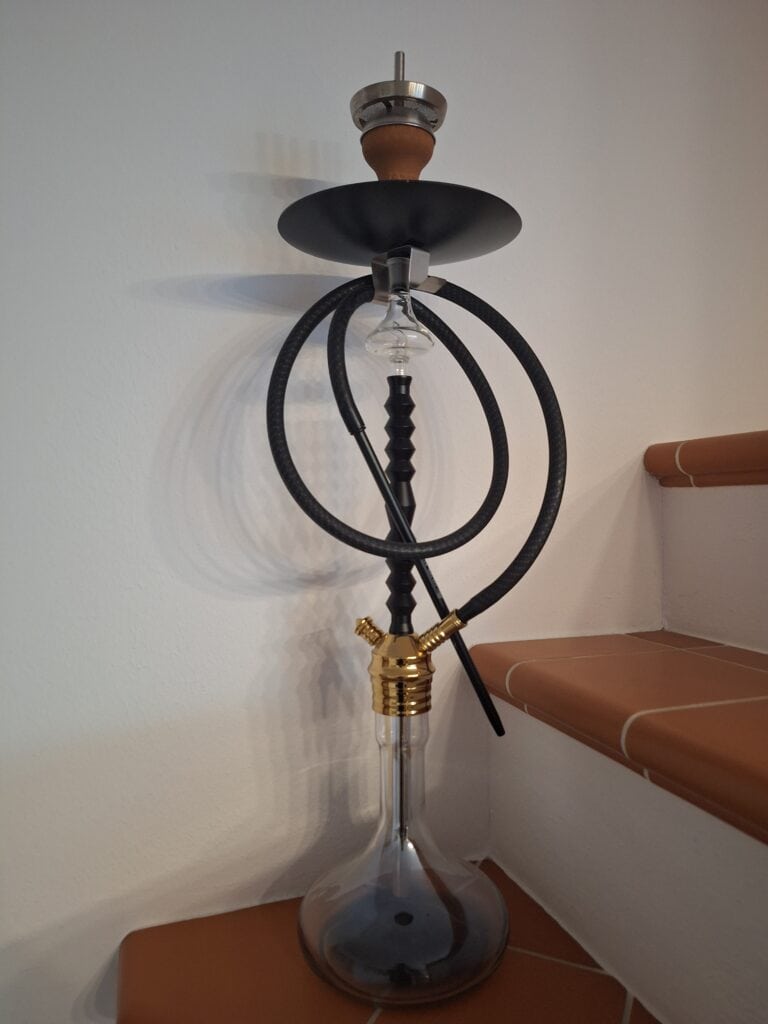 Schwarze Shisha mit Glasbowl und Silikonschlauch.