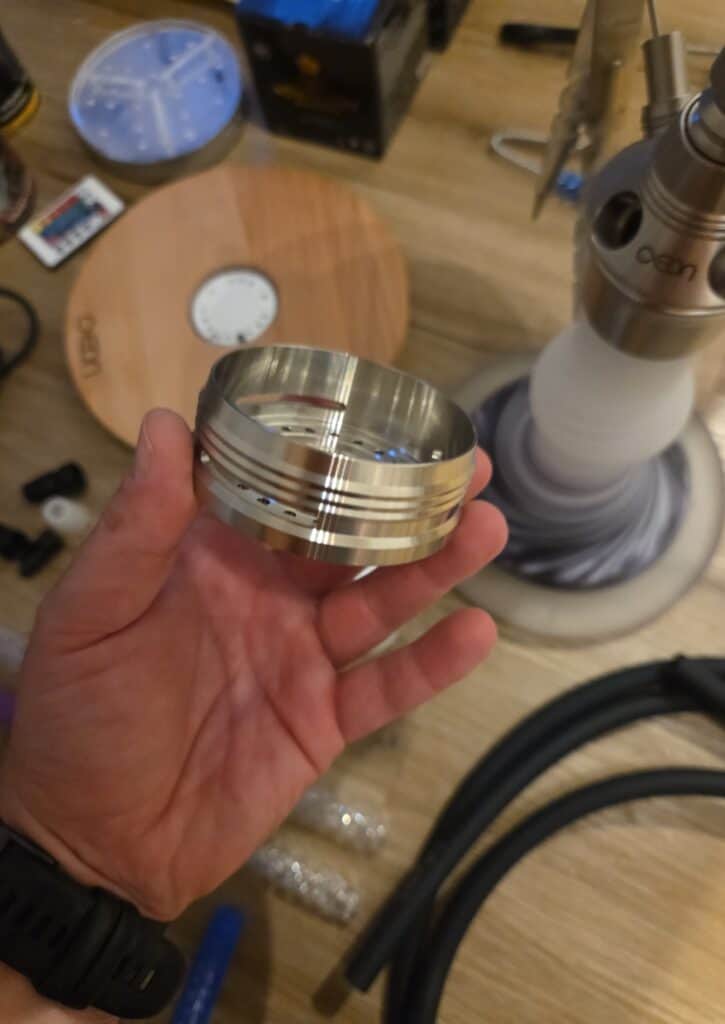 Händeschale mit Shisha Glasbowl, im Hintergrund Shisha und Zubehör.
