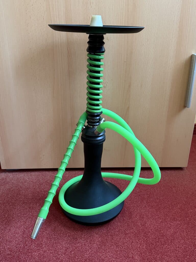 Schwarze Shisha mit grüner Silikonschlauch und Glasbowl.
