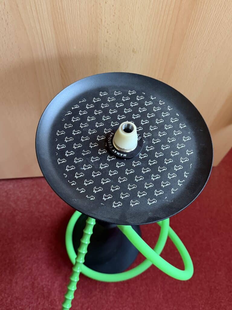 Schwarze Glasbowl mit Fischmuster und Schlauch für Shisha.