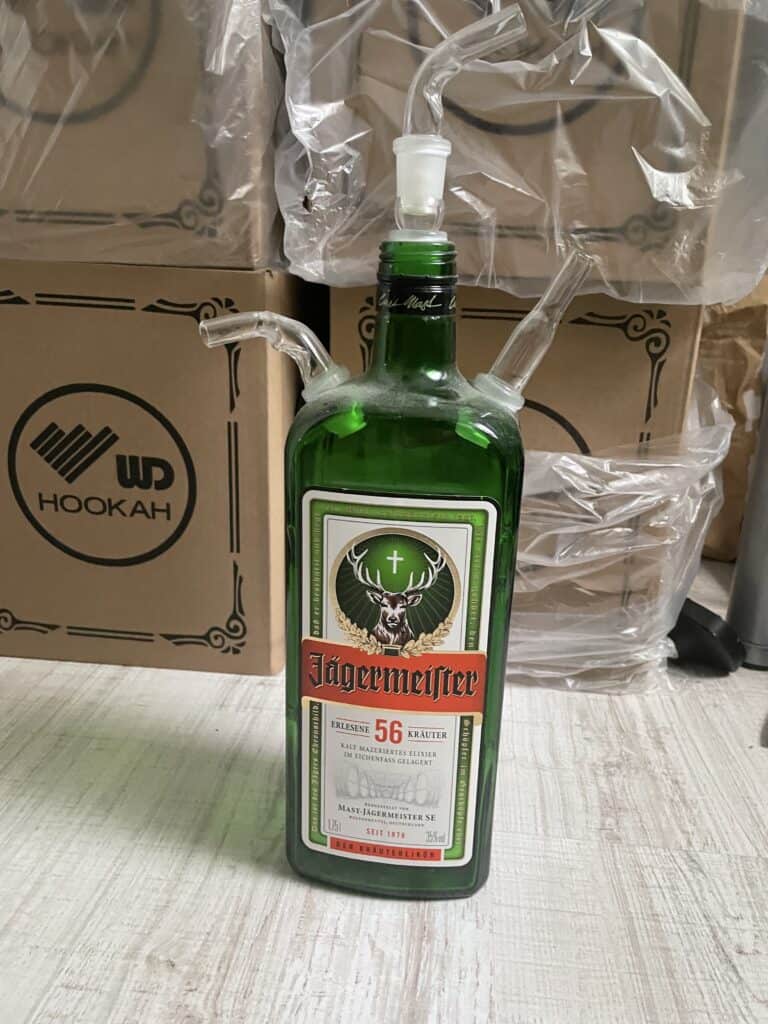 Shisha-Glasbowl in Jägermeister Flasche, mit Schlauch und Düse.