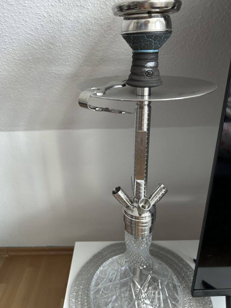 Moderne Shisha mit Glasbowl und Metallteilen.