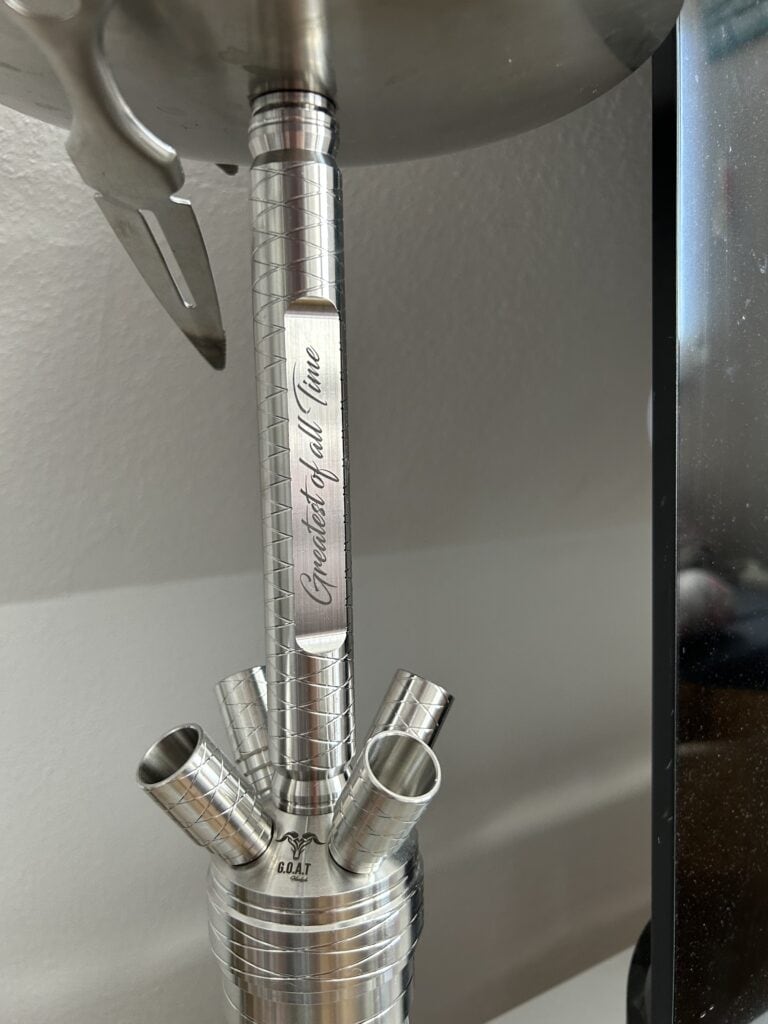 Metallic Shisha Glasbowl mit mehreren Anschlüssen und Gravur.