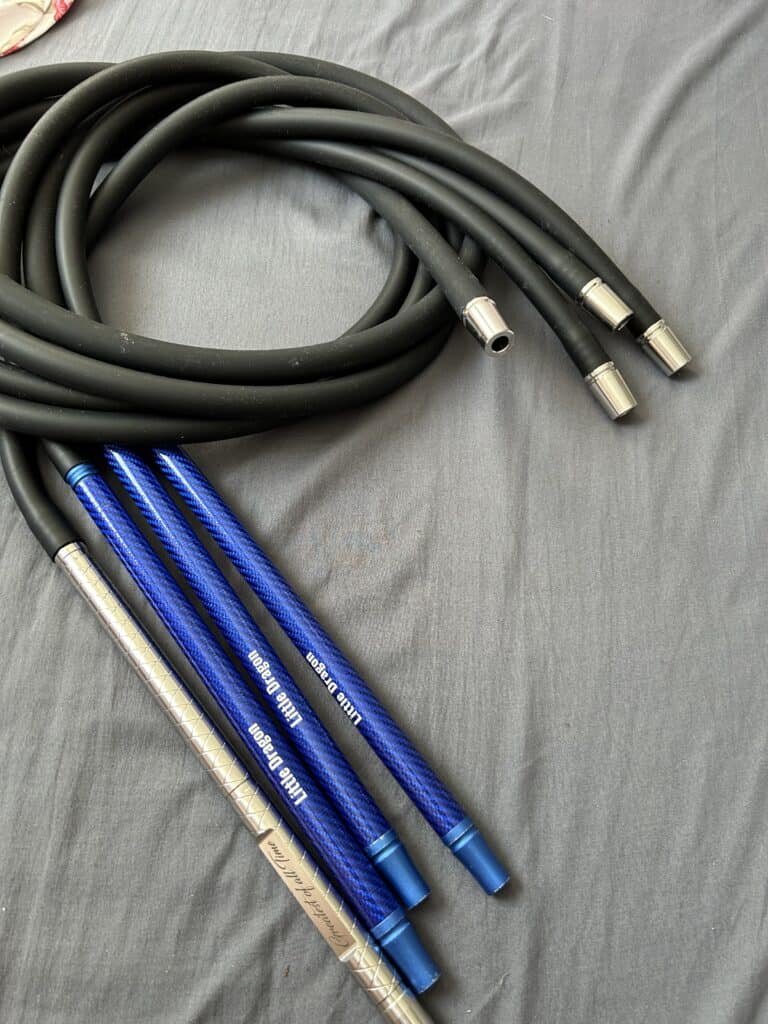 Schwarzer Shisha-Schlauch mit blauen Silikonschläuchen und Metallanschlüssen.