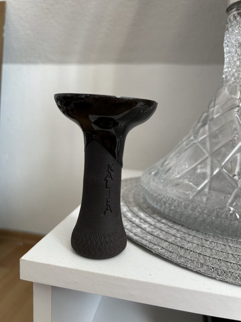 Schwarze Glasbowl für Shisha auf weißem Tisch.