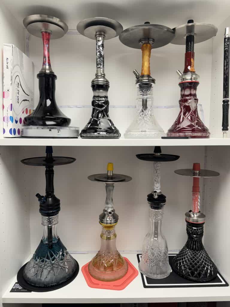 Auswahl an Shisha Glasbowl-Varianten auf Regal.