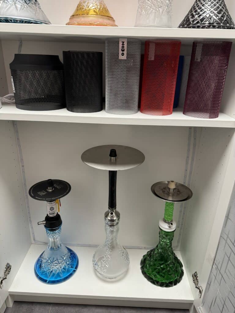 Drei bunte Shisha-Glasbowl in Blau, Klar und Grün auf Regal.