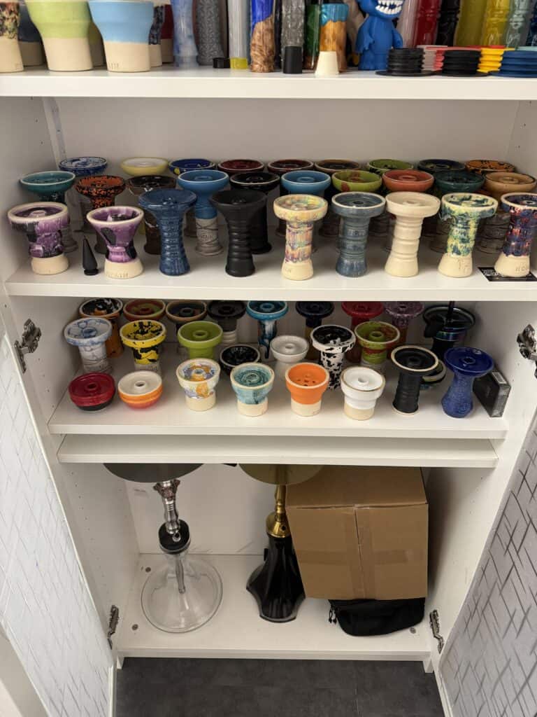 Vielfalt an Shisha-Glasbowl-Designs in verschiedenen Farben und Mustern.