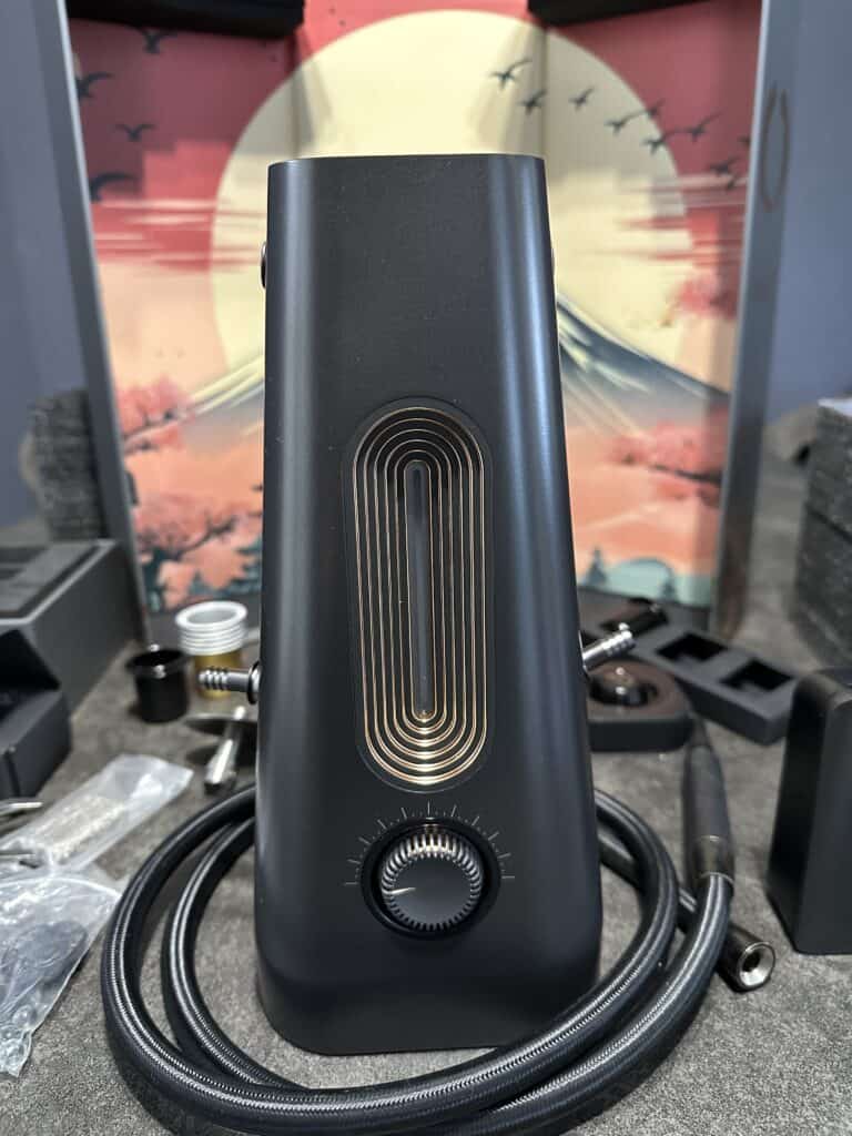 Elektrischer Shisha-Heizer mit Kabel und Bedienelement.