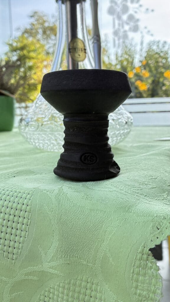 Schwarze Glasbowl für Shisha mit Textur und Design.