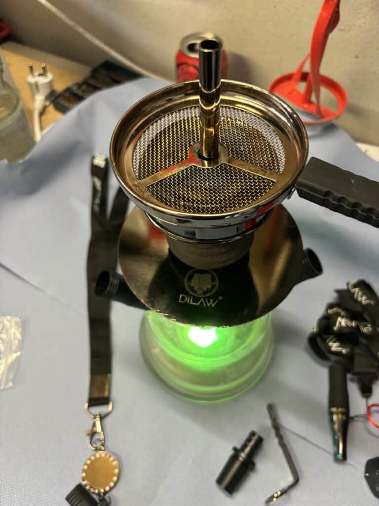 Moderne Shisha-Glasbowl mit Heizsystem und Zubehör.