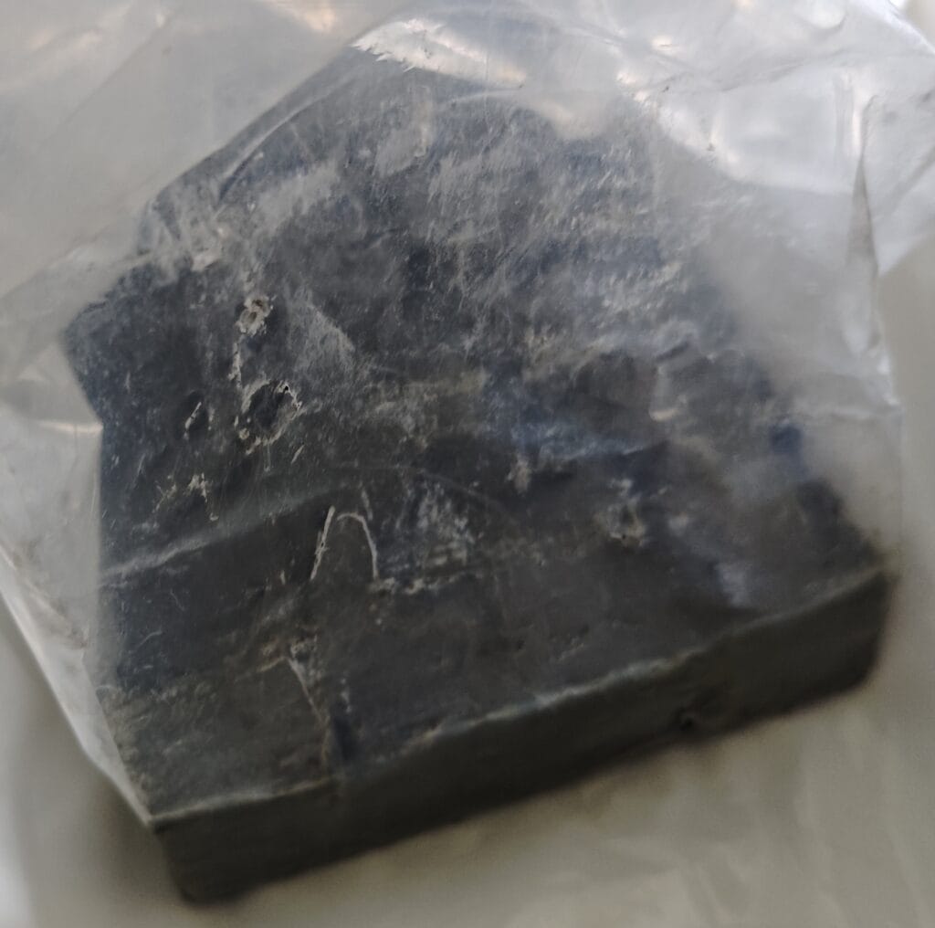 Schwarze Glasbowl für Shisha, in Plastiktüte verpackt.