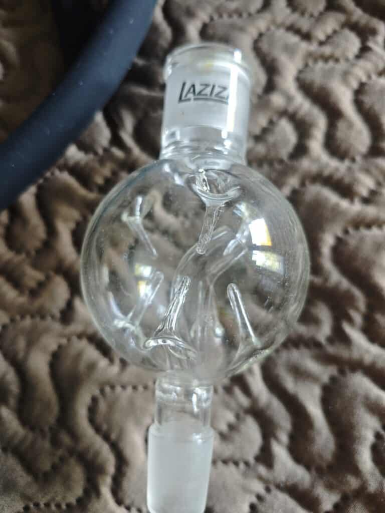 Transparente Glasbowl für Shisha mit Laziz-Logo.