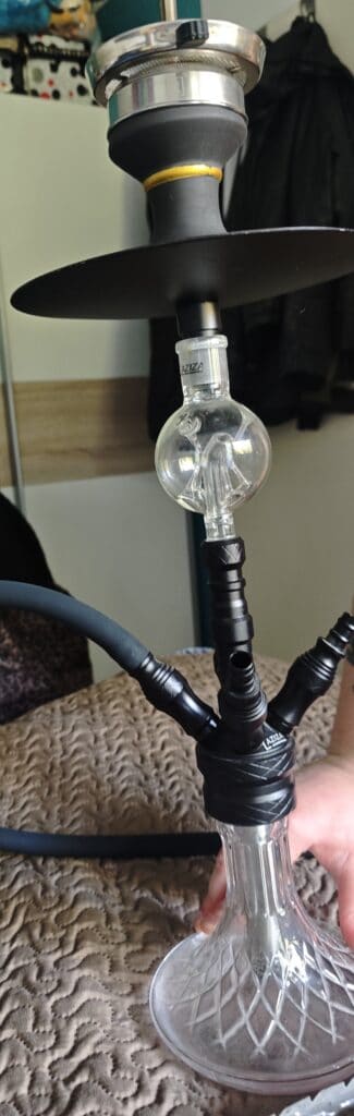 Moderne Shisha mit Glasbowl und Silikonschlauch.