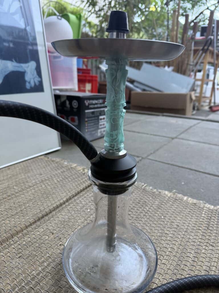 Shisha-Hookah mit Glasbowl und Silikonschlauch.