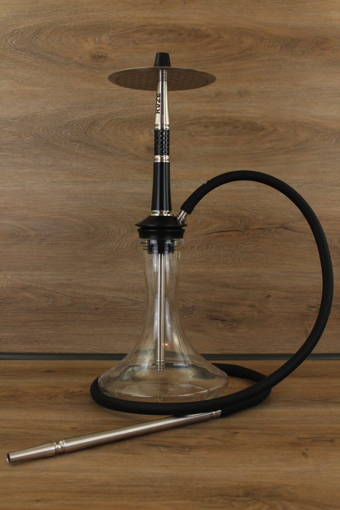 Schwarze Shisha mit Glasbowl und Metallrohr auf Holzuntergrund.