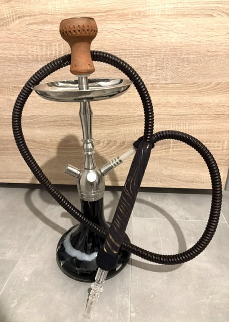 Shisha mit Holzgriff, Glasbowl und flexiblem Schlauch.
