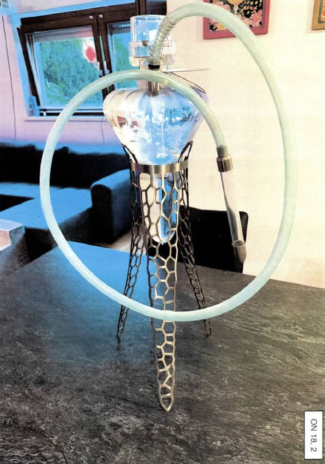 Moderne Shisha mit Glasbowl und Silikonschlauch auf Tisch.