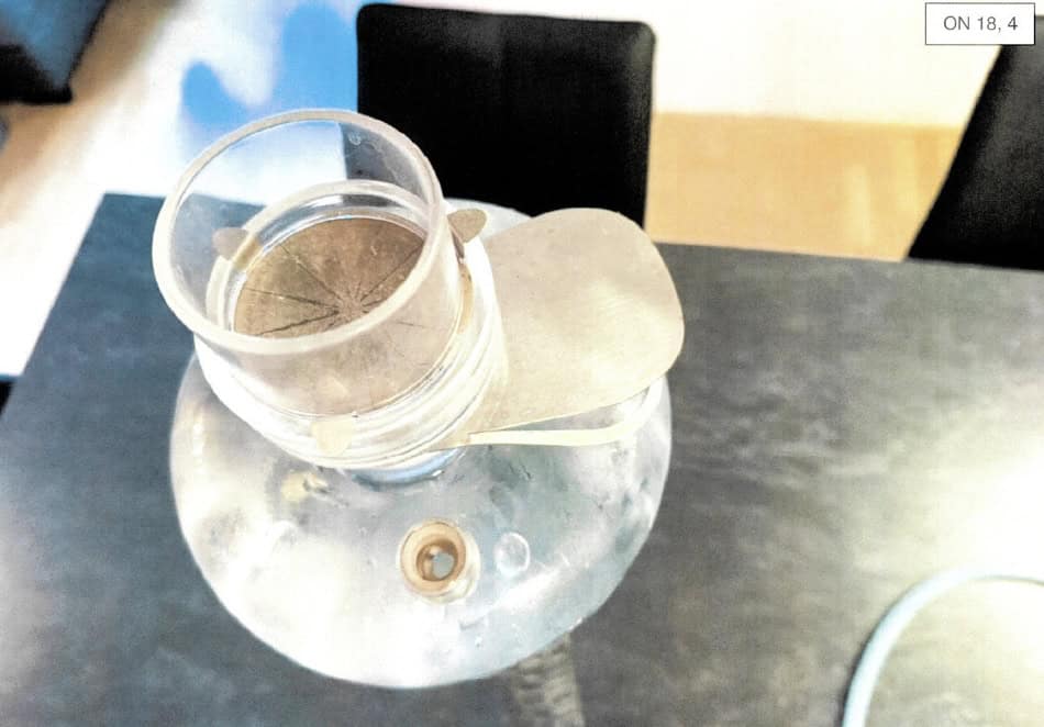 Transparente Glasbowl für Shisha mit Wasser gefüllt.